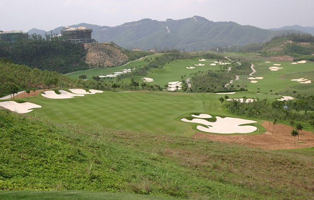 challenging bunkers at leadbetter course mission hills, guandong china