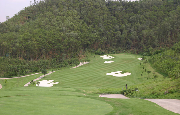 mountain slope bunker  at leadbetter course mission hills, guandong china