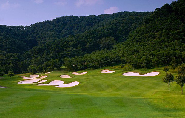 bunkers at olazabal course mission hills, guangdong china