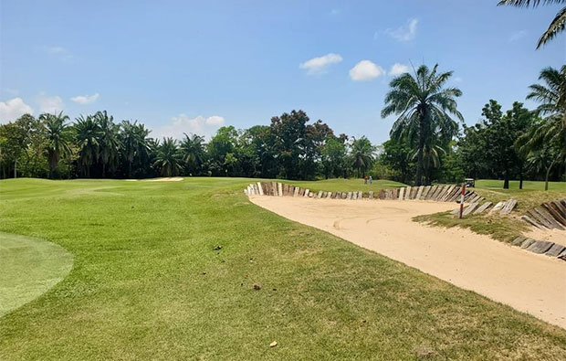 Subhapruek Golf Club, Bangkok, Thailand - Distinctive bunkers