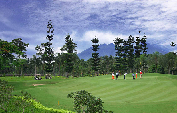 golfers on green, klub golf bogor raya, jakarta, indonesia