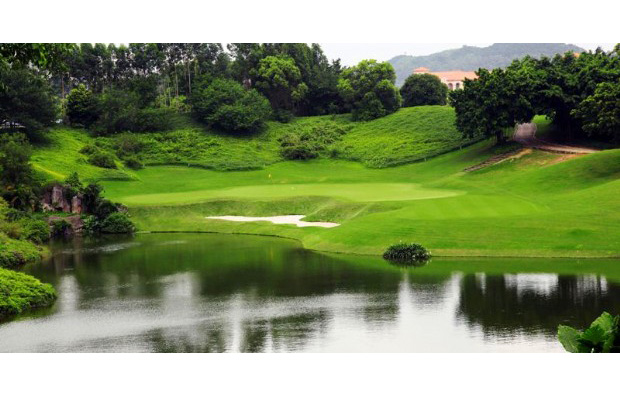 amazing green slopes at at dongguan hillview golf club, guangdong china