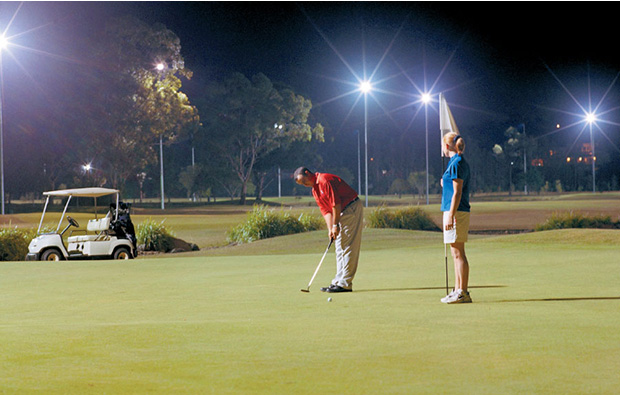 Putting out Emerald Lakes Golf Club, Golf Coast