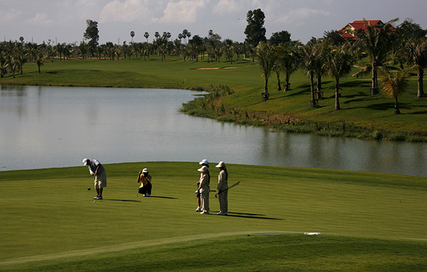putting phokeethra country club, siem reap, cambodia