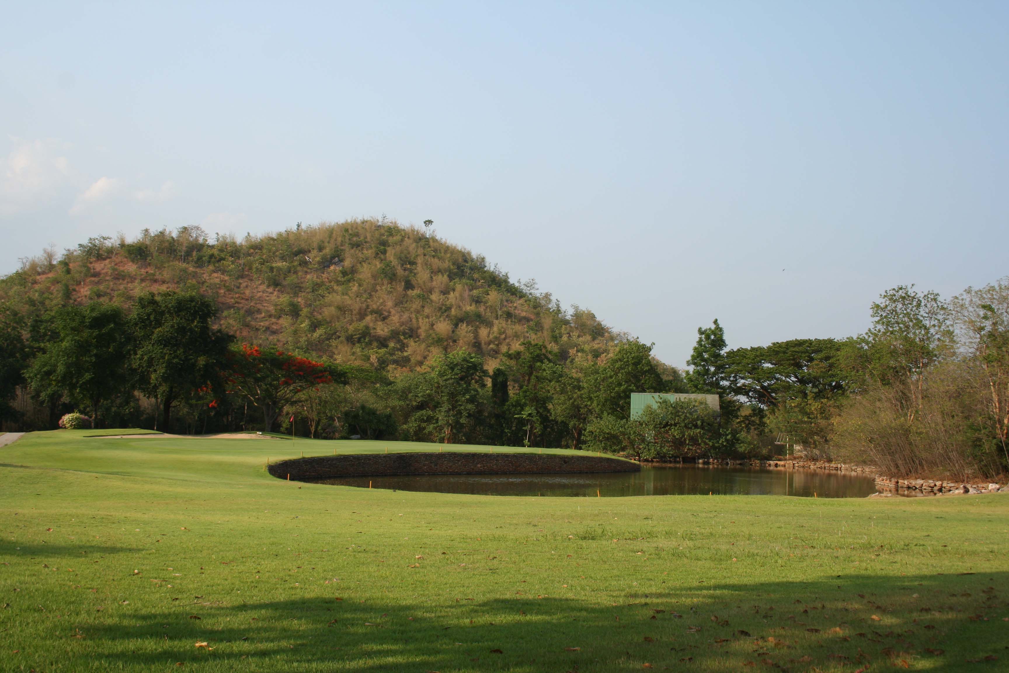 Island green Nichigo Resort Country Club, Kanchanaburi