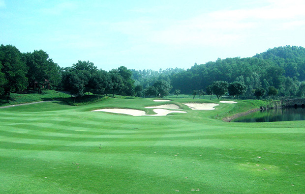 green way view with challenging bunkers at faldo course mission hills, guangdong china