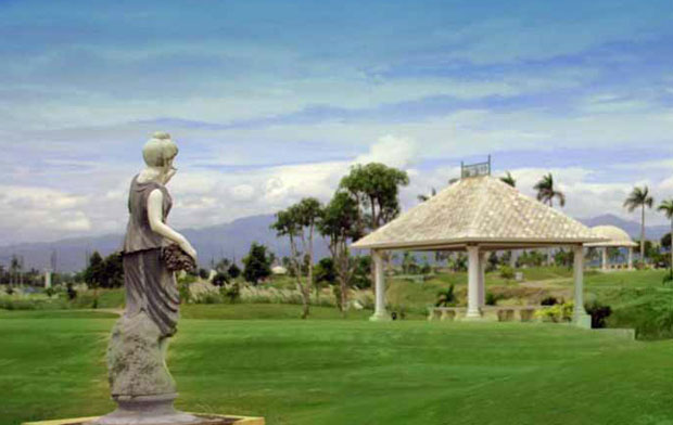Statue at Royal Garden Golf Country Club, Angeles City, Philippines