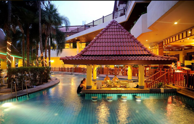 Baumanburi Resort and Spa Pool Bar