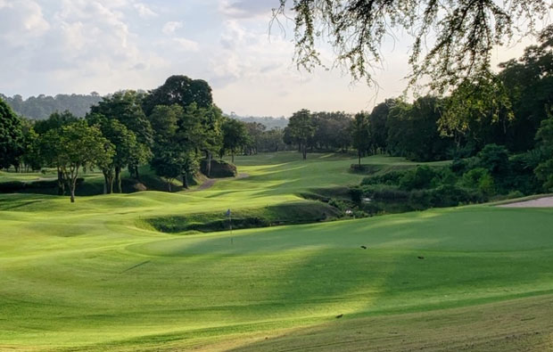 18th green blue canyon country club lakes course, phuket