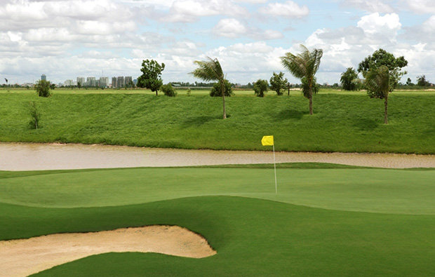 putting grand phnom penh golf club, phnom penh, cambodia