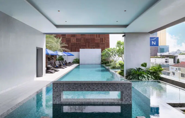 Swimming pool, Novotel Phnom Penh BKK 1