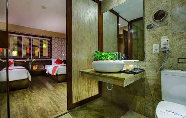 Oriental Suites Hotel & Spa Bathroom