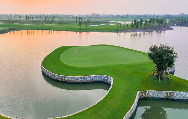 Robinswood Golf Club - Island Green